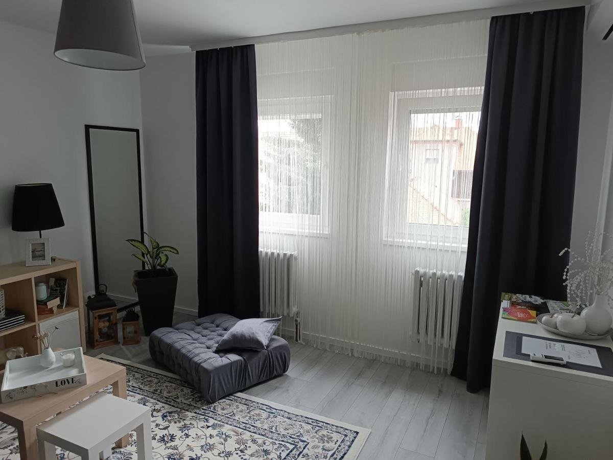 Apartman Vervis วาราชดีน ภายนอก รูปภาพ